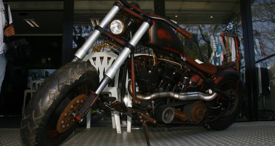 Moto ao estilo Rat Bike surgida a partir dos personagens do filme Mad Max, com motor HD antigo e frente com suspensão invertida adaptada | <a href="https://beta-develop.quatrorodas.abril.com.br/moto/noticias/two-wheels-brazil-reune-fabricantes-nacionais-americanos-motos" rel="migration"></a>