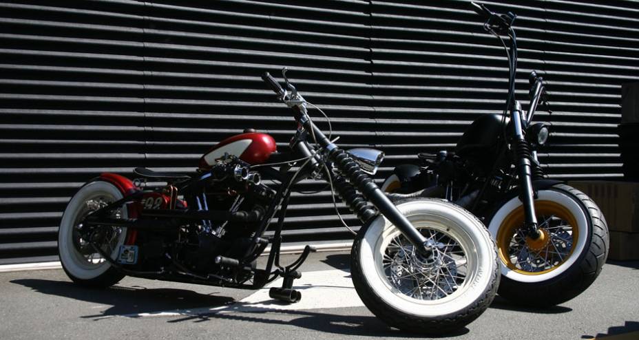 Chopper Harley-Davidson com angulo de cáster muito aberto e imenso pneu traseiro adaptado na dianteira | <a href="https://beta-develop.quatrorodas.abril.com.br/moto/noticias/two-wheels-brazil-reune-fabricantes-nacionais-americanos-motos-vintage-644346.shtml" rel="migration">Leia mais</a>