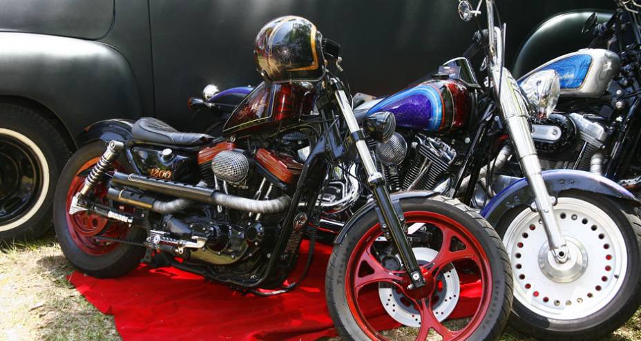 Sportster 1200 com rodas e pintura especiais, banco monoposto e escape direto revestido com tiras de amianto | <a href="https://beta-develop.quatrorodas.abril.com.br/moto/noticias/two-wheels-brazil-reune-fabricantes-nacionais-americanos-motos-vintage-644346.shtml" rel="migration">Leia m</a>