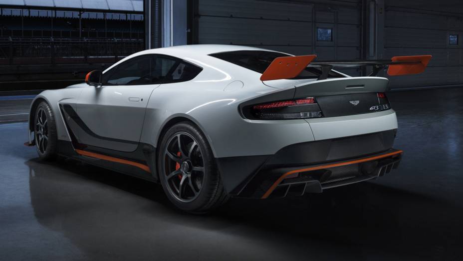 Versão será lançada no Salão de Genebra, na Suíça | <a href="https://beta-develop.quatrorodas.abril.com.br/noticias/saloes/genebra-2015/aston-martin-apresenta-vantage-gt3-rua-837641.shtml" rel="migration">Leia mais</a>