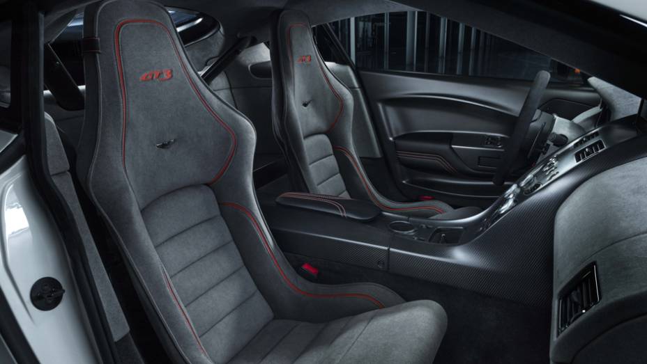 Fibra de carbono foi usada fora e dentro do carro, que possui estofamento em Alcântara | <a href="https://beta-develop.quatrorodas.abril.com.br/noticias/saloes/genebra-2015/aston-martin-apresenta-vantage-gt3-rua-837641.shtml" rel="migration">Leia mais</a>