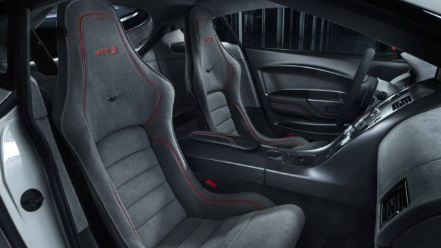 Fibra de carbono foi usada fora e dentro do carro, que possui estofamento em Alcântara | <a href="https://beta-develop.quatrorodas.abril.com.br/noticias/saloes/genebra-2015/aston-martin-apresenta-vantage-gt3-rua-837641.shtml" rel="migration">Leia mais</a> Fibra de carbono foi usada fora e dentro do carro, que possui estofamento em Alcântara | <a href="https://beta-develop.quatrorodas.abril.com.br/noticias/saloes/genebra-2015/aston-martin-apresenta-vantage-gt3-rua-837641.shtml" rel="migration">Leia mais</a>