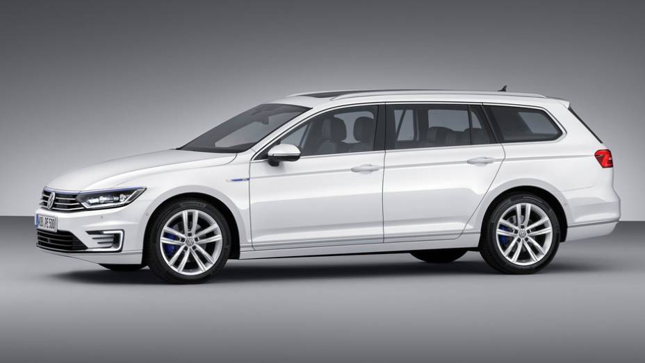 Passat GTE ganha detalhes em azul na carroceria e pinça de freios | <a href="https://beta-develop.quatrorodas.abril.com.br/noticias/saloes/paris-2014/vw-apresenta-passat-gte-802784.shtml" rel="migration">Leia mais</a>