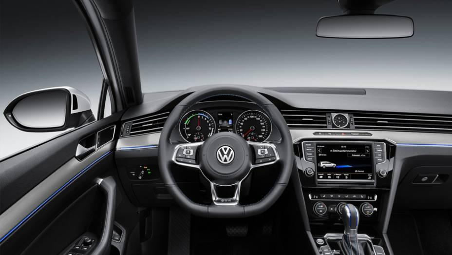 Iluminação em azul e detalhes na mesma cor também são o destaque do interior | <a href="https://beta-develop.quatrorodas.abril.com.br/noticias/saloes/paris-2014/vw-apresenta-passat-gte-802784.shtml" rel="migration">Leia mais</a>