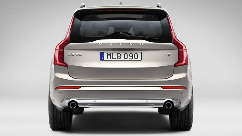 Traseira do XC90 lembra o modelo anterior | <a href="https://beta-develop.quatrorodas.abril.com.br/carros/lancamentos/volvo-xc90-797953.shtml" rel="migration">Leia mais</a>