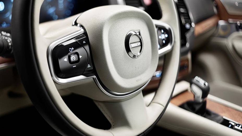 Volante multifuncional agrupa diversas funções | <a href="https://beta-develop.quatrorodas.abril.com.br/carros/lancamentos/volvo-xc90-797953.shtml" rel="migration">Leia mais</a> Volante multifuncional agrupa diversas funções | <a href="https://beta-develop.quatrorodas.abril.com.br/carros/lancamentos/volvo-xc90-797953.shtml" rel="migration">Leia mais</a>