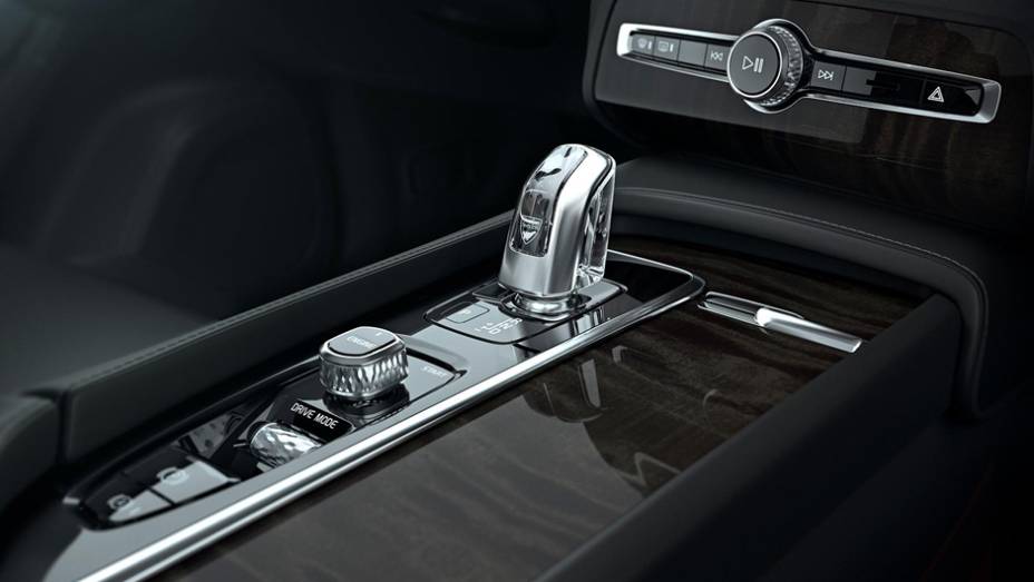 Quase sem botões, o console central é tomado por uma enorme tela sensível ao toque | <a href="https://beta-develop.quatrorodas.abril.com.br/carros/lancamentos/volvo-xc90-797953.shtml" rel="migration">Leia mais</a>