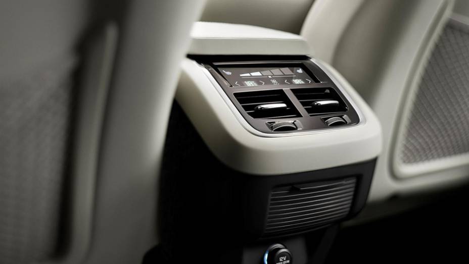 Controles do ar-condicionado exclusivos para os passageiros traseiros; marca oferece quatro ajustes individuais de temperatura | <a href="https://beta-develop.quatrorodas.abril.com.br/carros/lancamentos/volvo-xc90-797953.shtml" rel="migration">Leia mais</a>