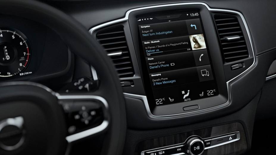 Pela tela &eacute; poss&iacute;vel controlar o som, mudar a temperatura do ar-condicionado, entre outras fun&ccedil;&otilde;es... | <a href="https://beta-develop.quatrorodas.abril.com.br/carros/lancamentos/volvo-xc90-797953.shtml" rel="migration">Leia mais</a>