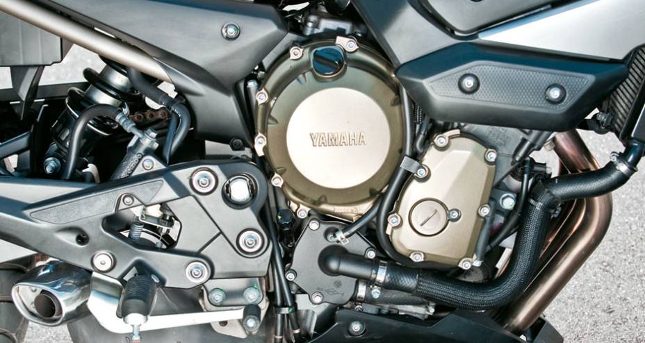 Motor e câmbio ásperos, mas confiáveis Motor e câmbio ásperos, mas confiáveis