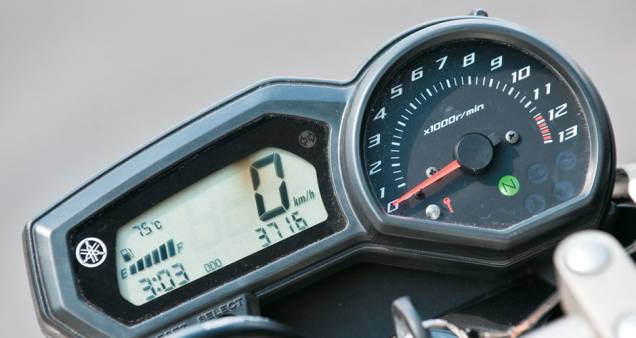 Painel privilegia o tacômetro analógico Painel privilegia o tacômetro analógico