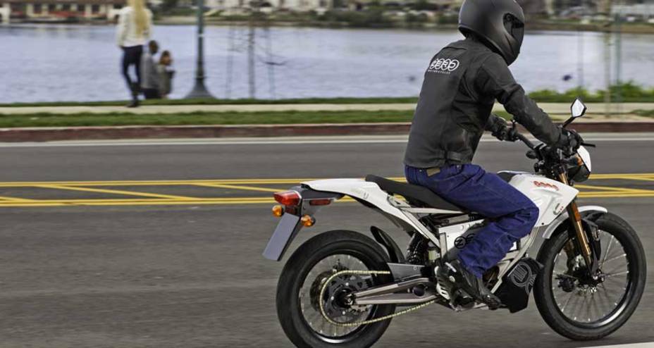 Modelo possui baterias facilmente removíveis Modelo possui baterias facilmente removíveis