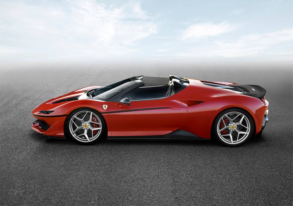 Ferrari J50 Cada assento tem um teto de fibra de carbono que pode ser guardado atrás dos bancos