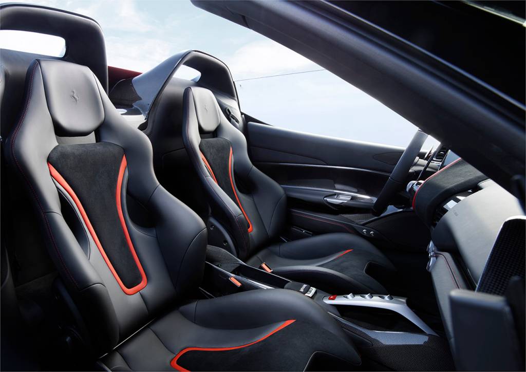 Ferrari J50 Interior tem revestimento de Alcantara