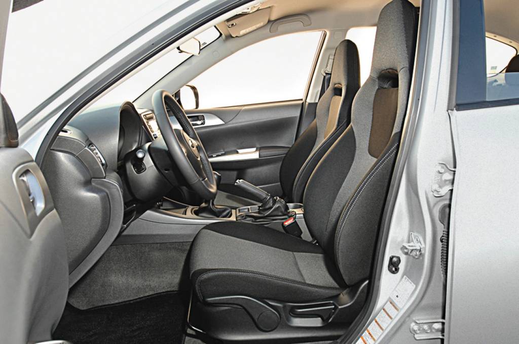 Subaru Imprenza WRX 2.5 Turbo Posição de dirigir é baixa e esportiva, com bancos envolventes