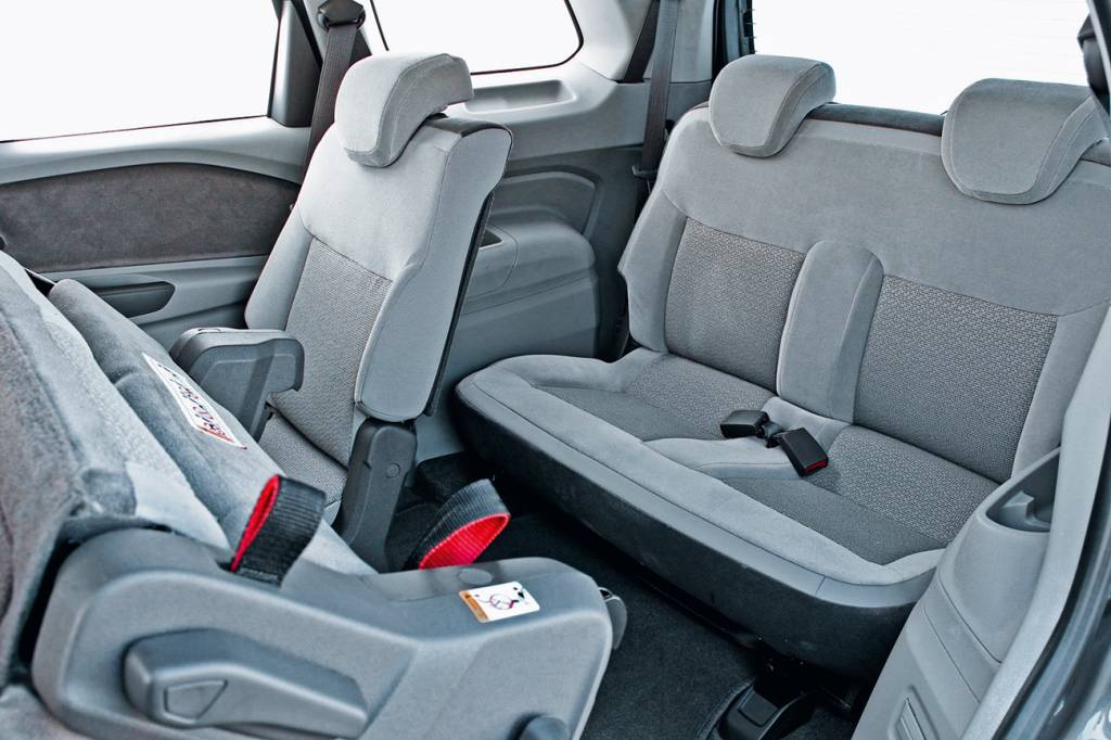 Chevrolet Spin LTZ Em ambas, terceira fileira só comporta crianças e adolescentes