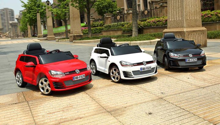 Tr&ecirc;s Golf GTI el&eacute;trico em posi&ccedil;&atilde;o 3x4 de frente