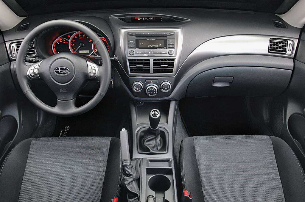 Subaru Imprenza WRX 2.5 Turbo Acabamento é simples, com isolamento acústico apenas mediano