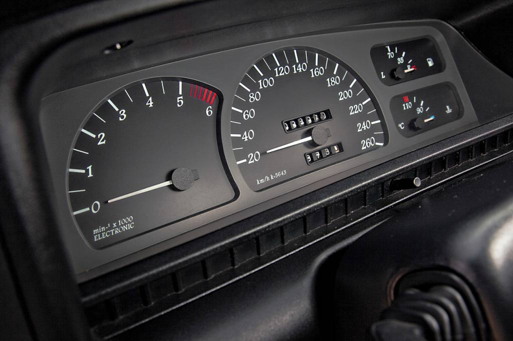 Chevrolet Omega CD 4.1 Sob o velocímetro, uma fileira completa de luzes-espia