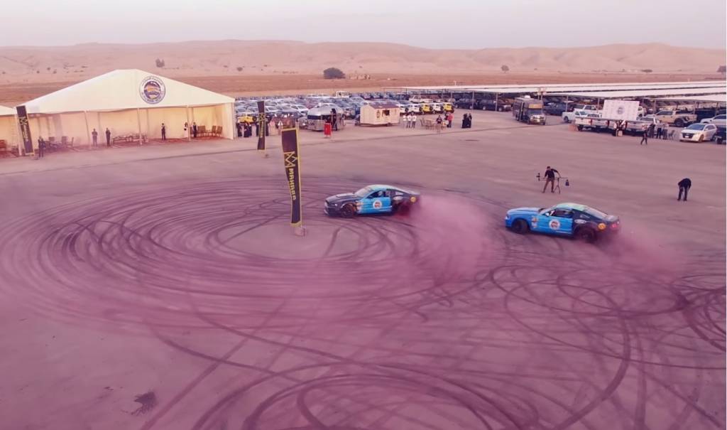 Dupla de Mustangs bate recorde de maior marca de pneu no asfalto