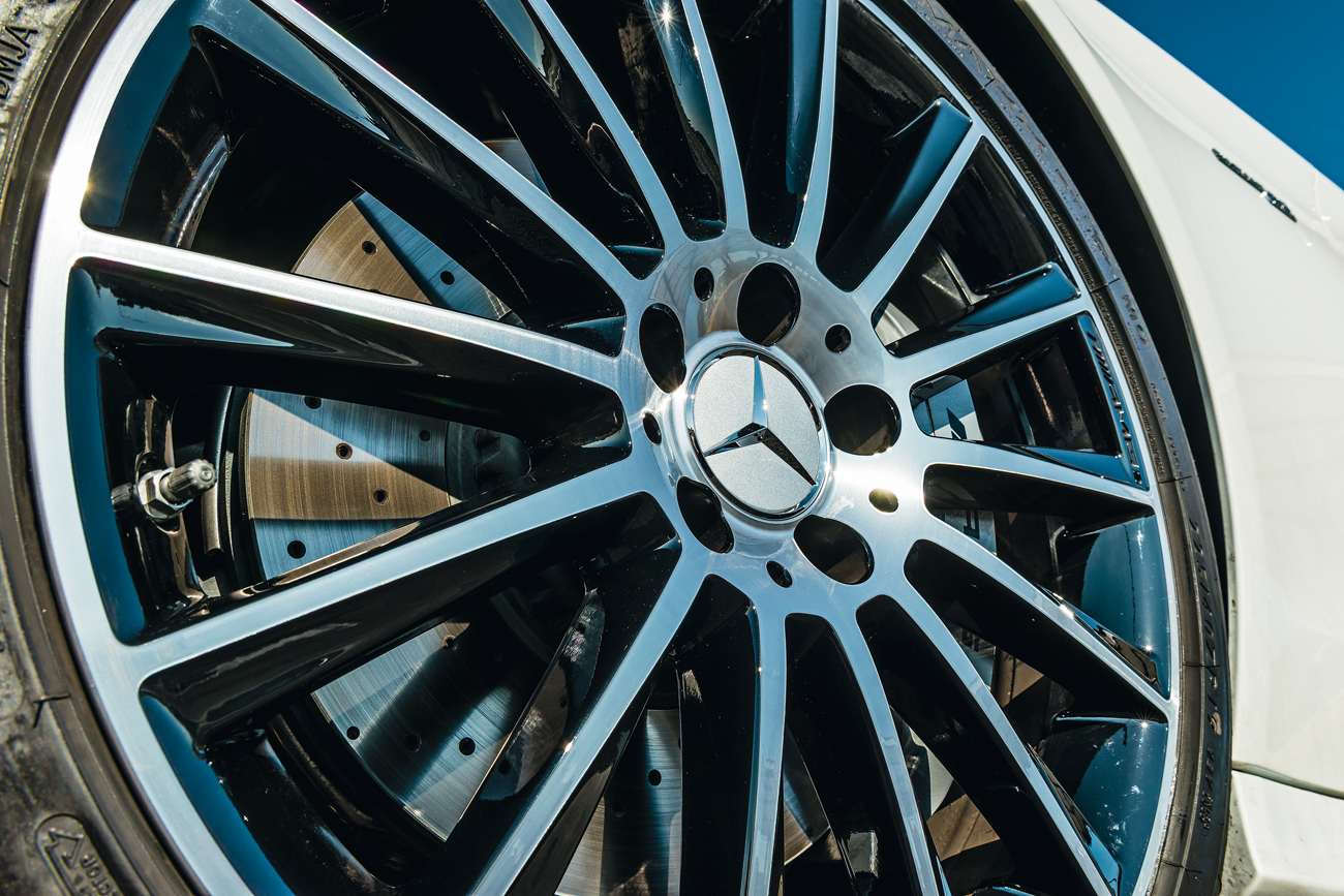 Protegidos pelas rodas aro 19, discos de freio podem ser de cer&acirc;mica