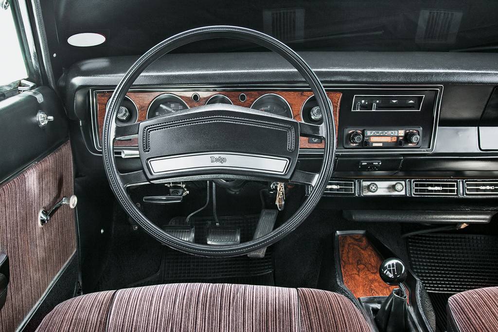 Dodge Magnum Painel igual ao do Dodge Charger, com opção de câmbio manual ou automático