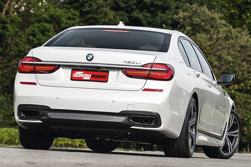 BMW 750 Linhas elegantes fazem o sedã parecer menor e com visual de superesportivo