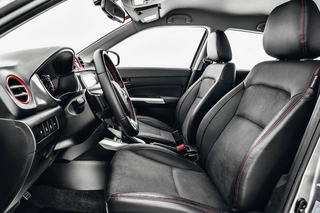 Suzuki Vitara Ao contrário da maioria dos SUVs, posição de dirigir não é alta demais. Bancos têm acabamento em camurça e couro