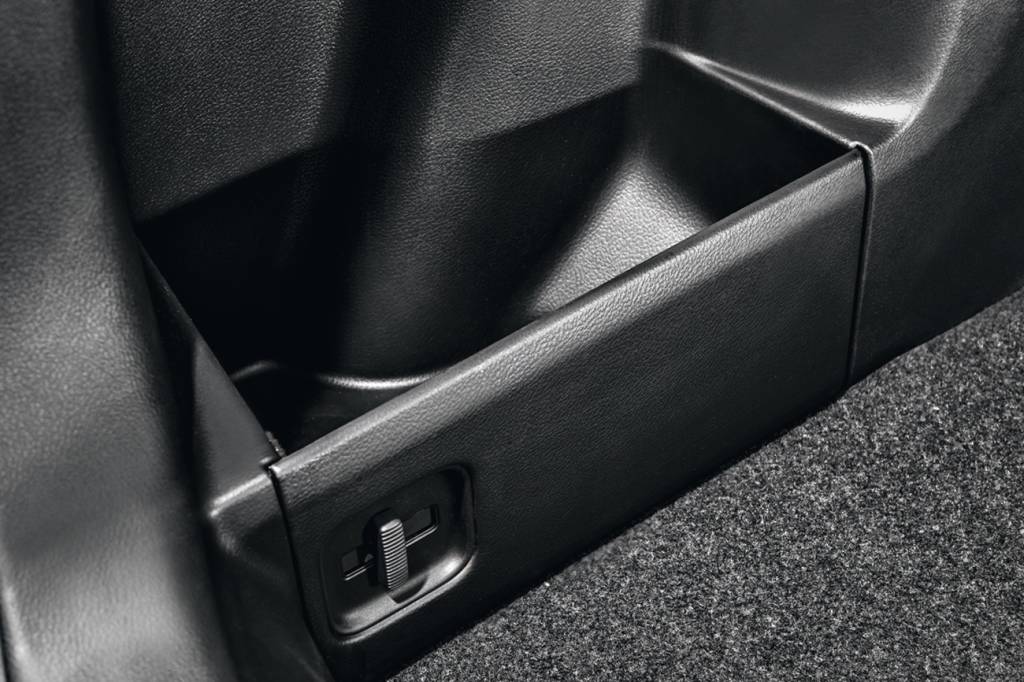 Suzuki Vitara Canaletas removíveis nas laterais modelam o porta-malas conforte o tamanho dos objetos
