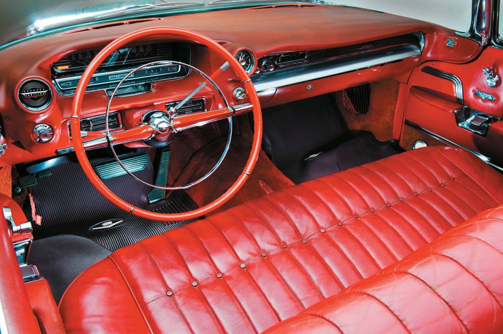 Cadillac Série 62 Interior vermelho, câmbio automático e o ar-condicionado no painel