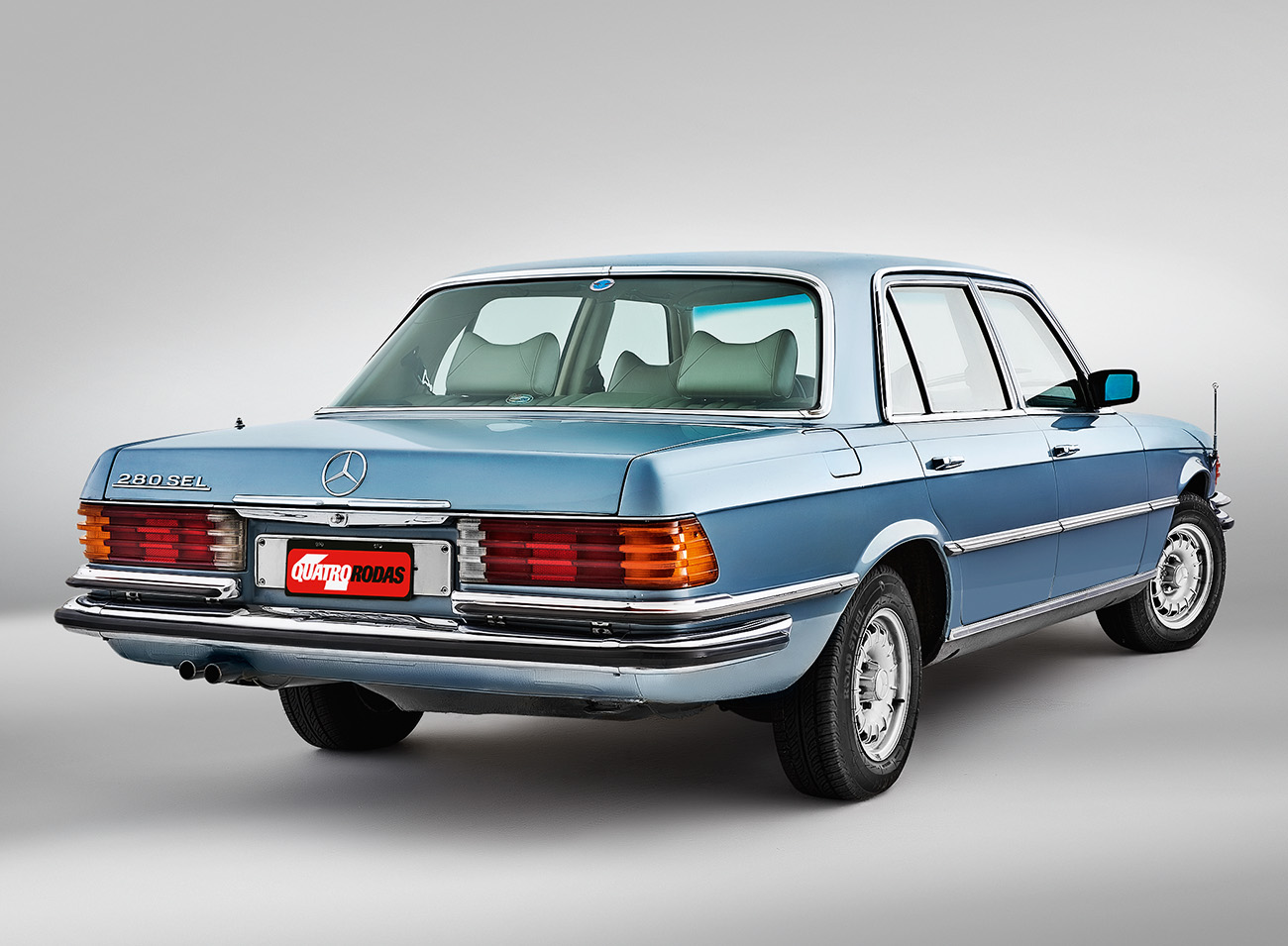 A vers&atilde;o 280 SEL trazia um seis cilindros em linha de 185 cv