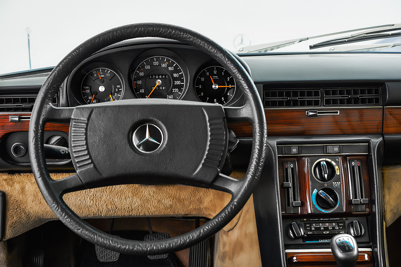 Volante com nada menos que 41 cm de di&acirc;metro e controles de ventila&ccedil;&atilde;o verticais