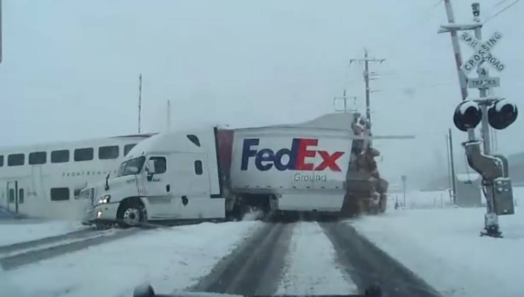 Chocante: caminhão é partido ao meio por trem nos EUA