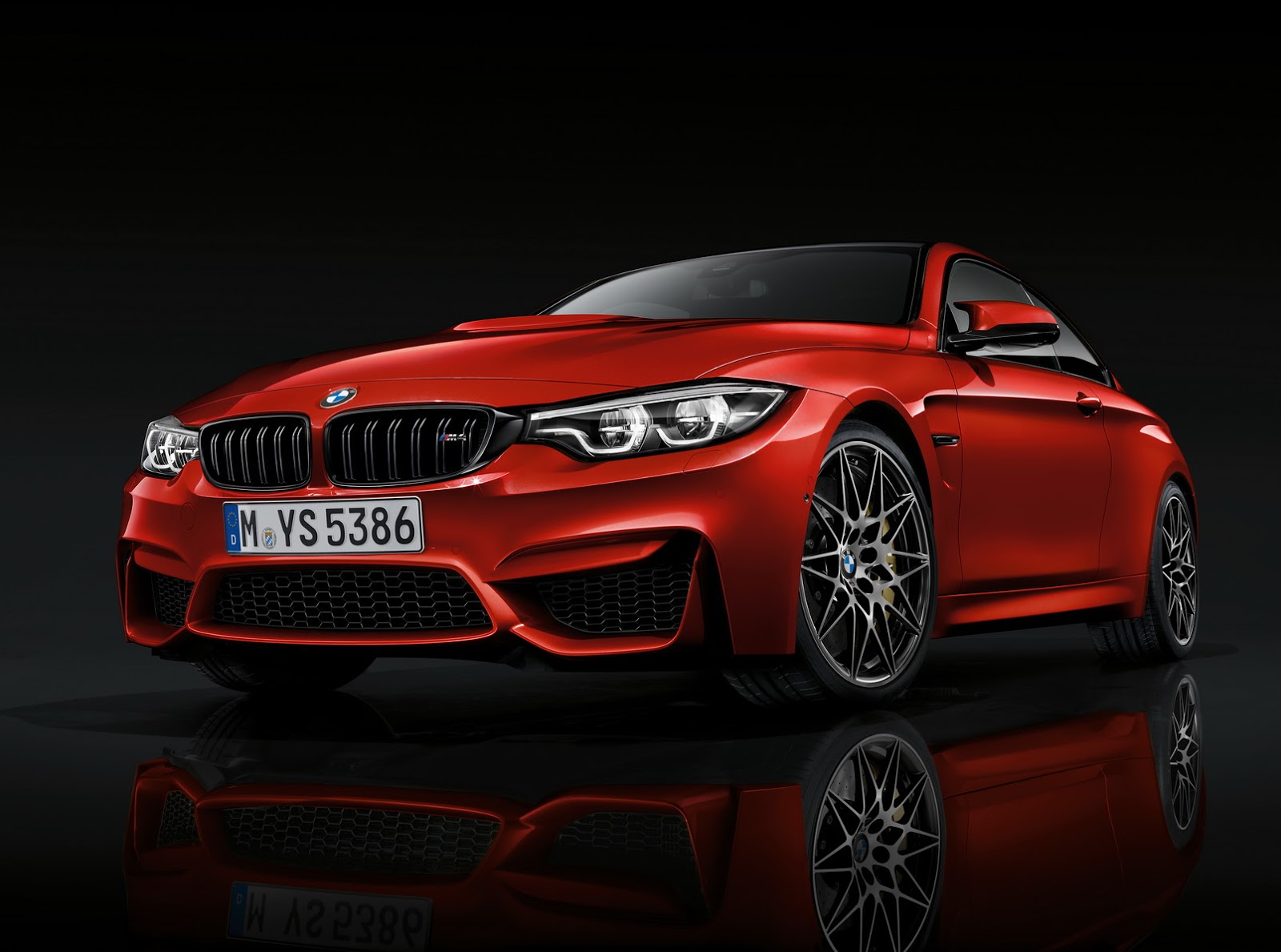 BMW M4 na posi&ccedil;&atilde;o 3x4 de frente