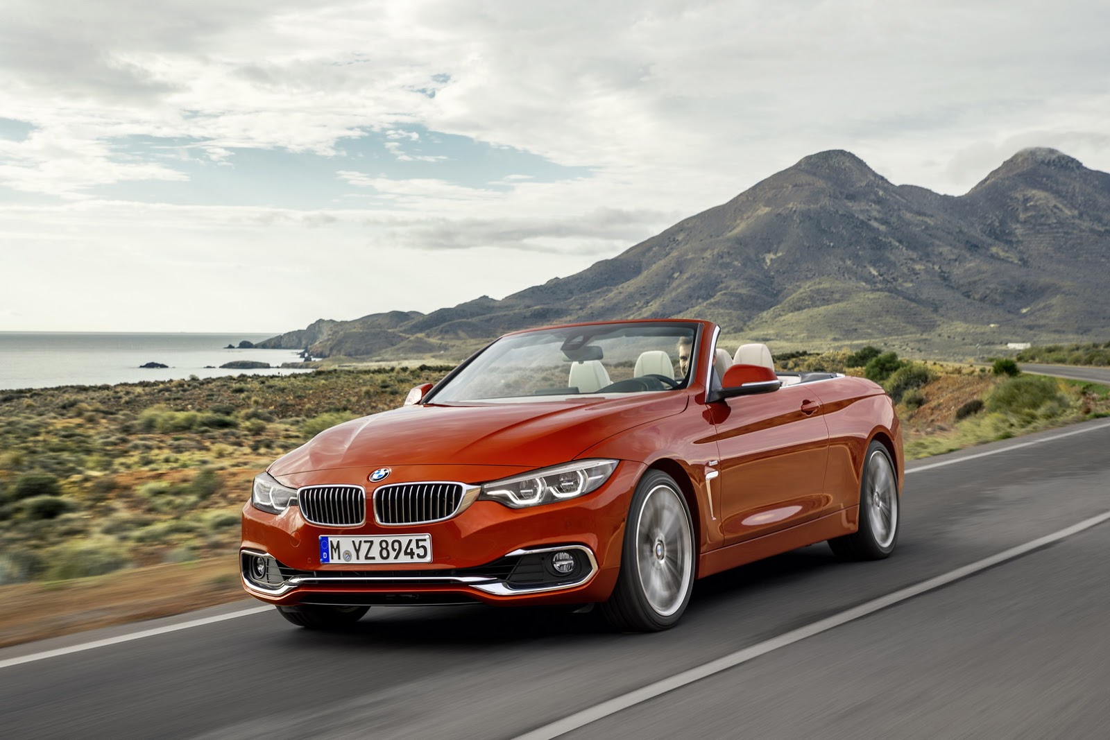 BMW S&eacute;rie 4 Cabrio na posi&ccedil;&atilde;o 3x4 de frente