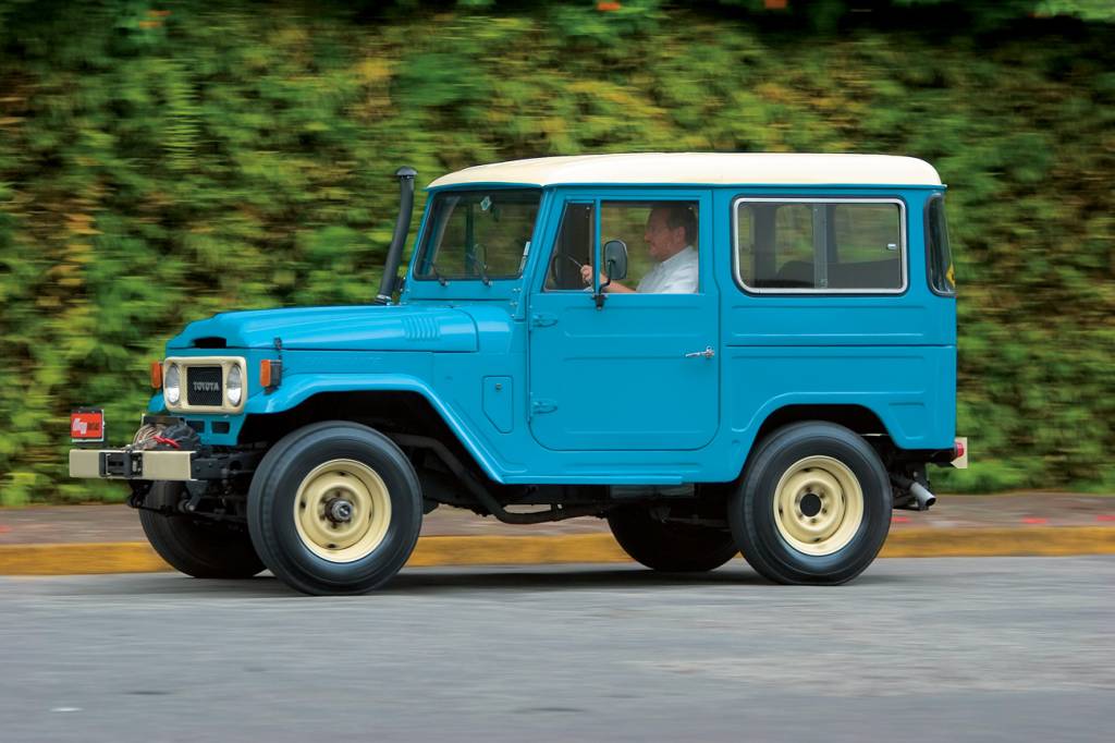 Toyota Bandeirante Toyota Bandeirante azul petróleo visto de lado