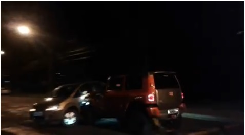 Troller empurra Fiat Idea que bloqueava saída de condomínio