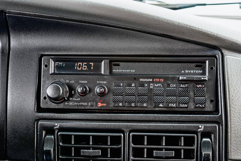 Volkswagen Santana Sport O modelo já conta com rádio com display digital