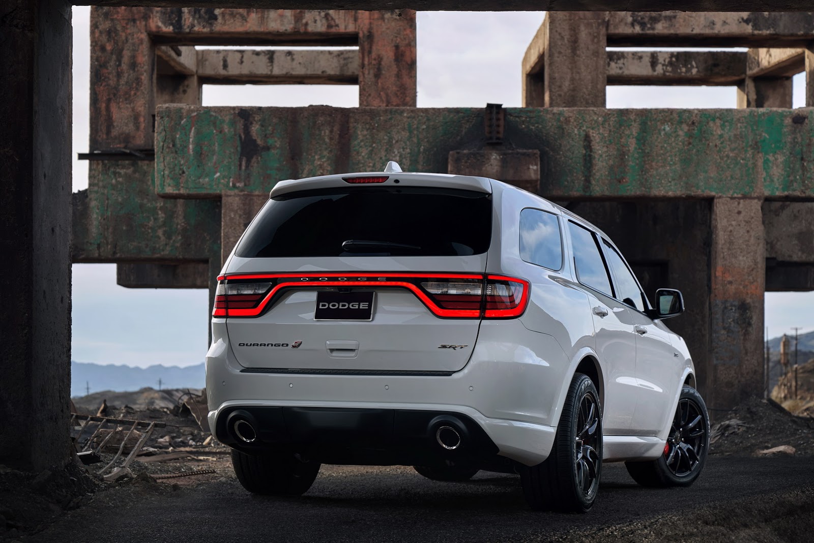 Dodge Durango SRT na posi&ccedil;&atilde;o 3x4 de traseira