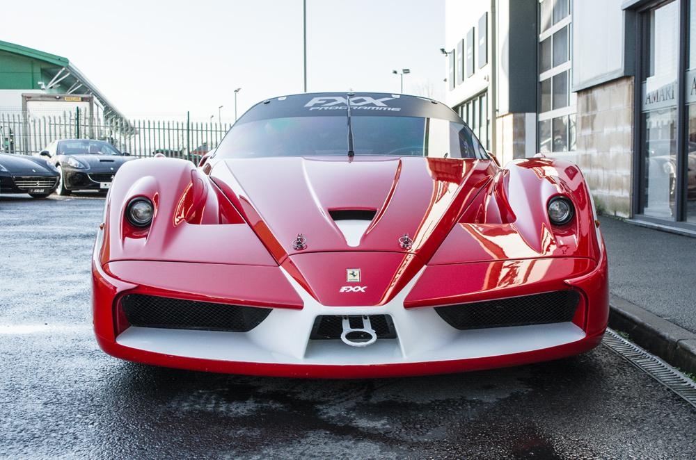 Única Ferrari FXX que pode rodar nas ruas está à venda