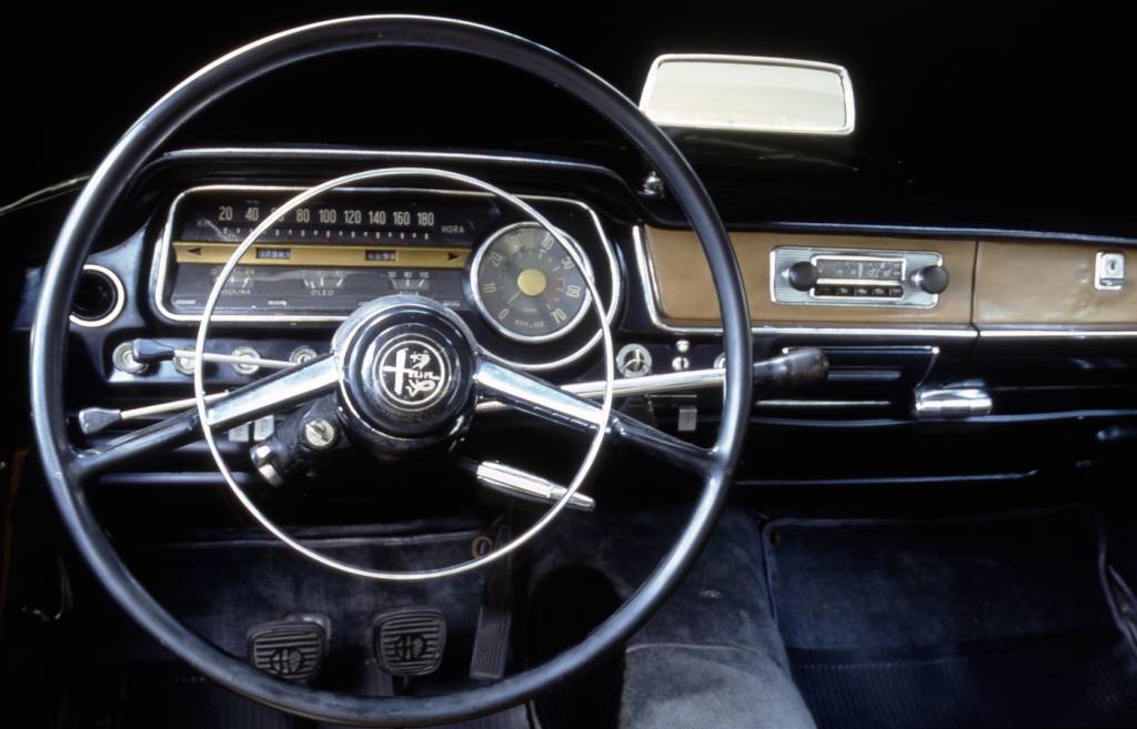 Interior do automóvel FNM JK 2000, modelo 1968, produzido sob licença da Alfa Romeo, em homenagem ao presidente Juscelino Kubitschek.