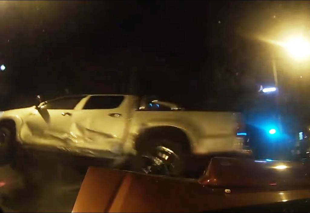 Vídeo: Hilux fura sinal vermelho e tomba ao ser atingida