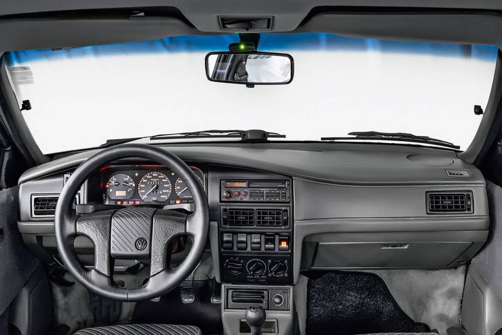 VW Santana Sport Volante revestido de couro e bancos Recaro eram de série