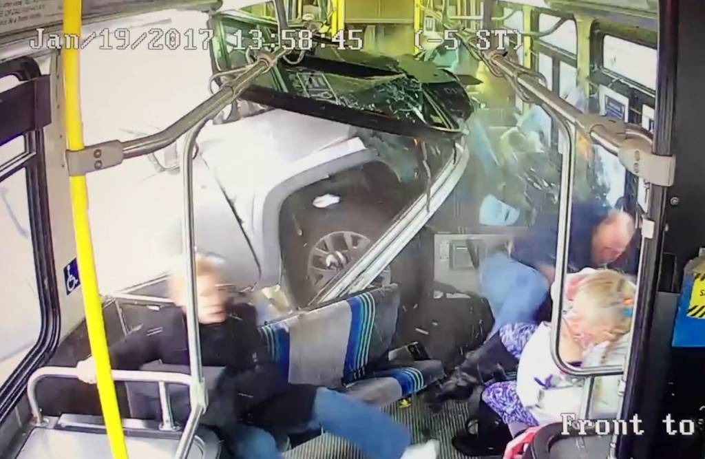 Como ninguém morreu nesse choque entre uma picape e um ônibus?