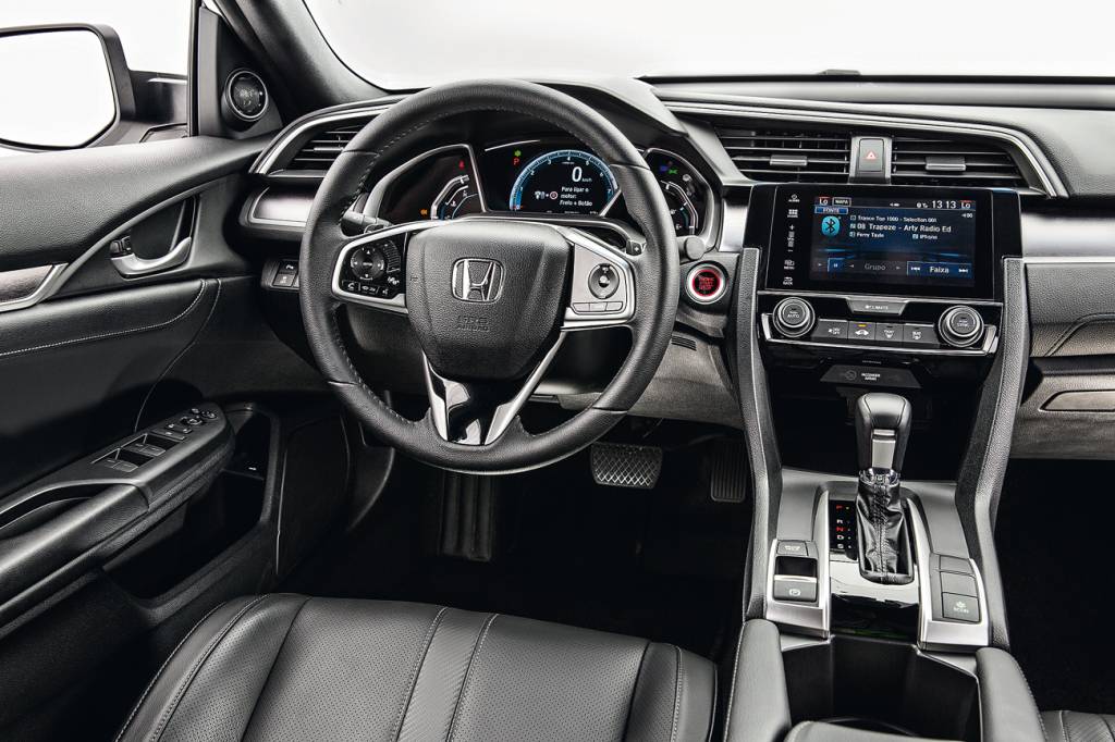 Honda Civic Touring Cabine é bonita de ver, mas tem muitos plásticos