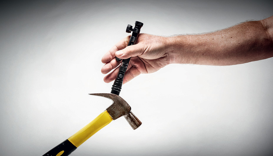 Lente imantada ergue at&eacute; um martelo