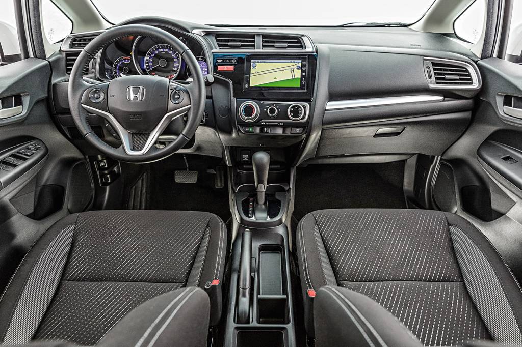 No interior, só a lâmina prata diferencia o WR-V do Fit