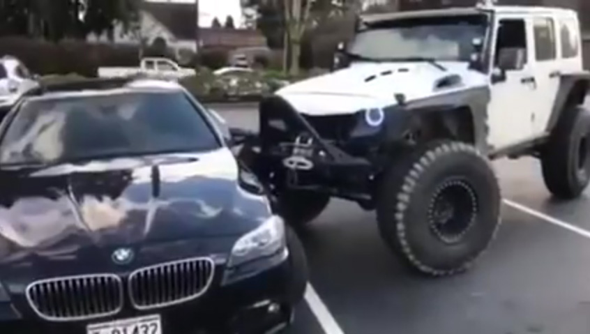 Jeep “ajuda” BMW a ocupar apenas uma vaga em estacionamento