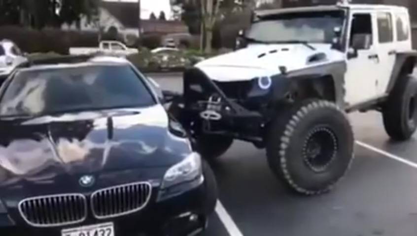 Jeep “ajuda” BMW a ocupar apenas uma vaga em estacionamento