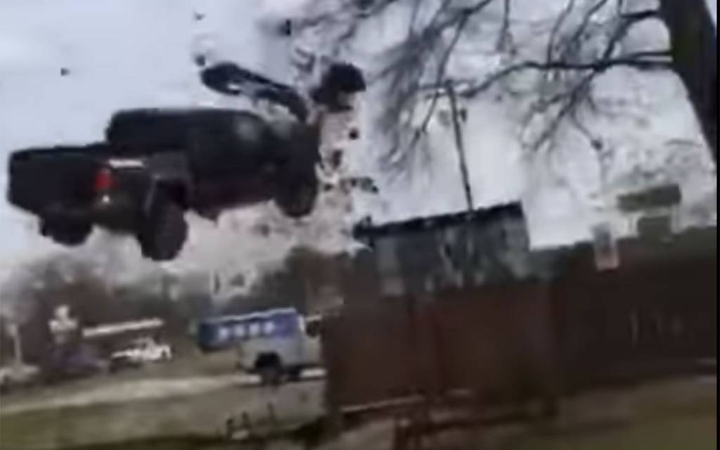 Picape sai da estrada e levanta voo durante fuga da polícia